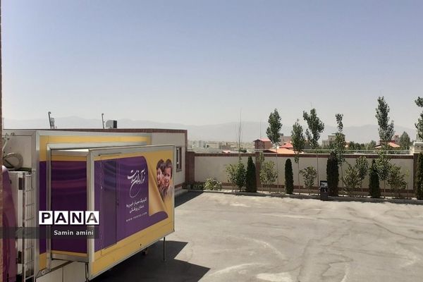 استقرار کلینیک سیار دندان‌پزشکی نوآوران سلامت در مدرسه مهرآفرین رودهن