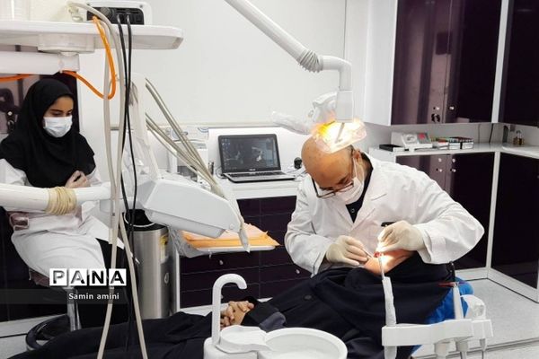 استقرار کلینیک سیار دندان‌پزشکی نوآوران سلامت در مدرسه مهرآفرین رودهن