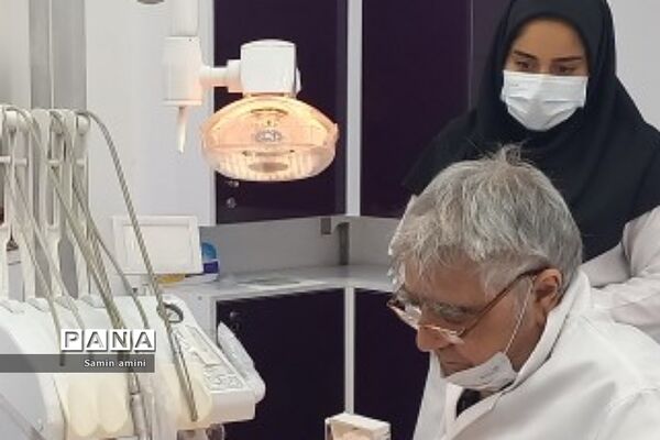 استقرار کلینیک سیار دندان‌پزشکی نوآوران سلامت در مدرسه مهرآفرین رودهن