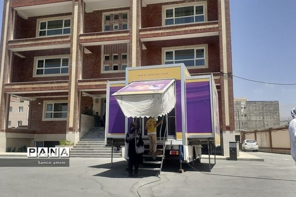 استقرار کلینیک سیار دندان‌پزشکی نوآوران سلامت در مدرسه مهرآفرین رودهن