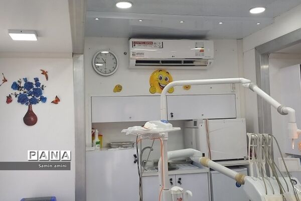 استقرار کلینیک سیار دندان‌پزشکی نوآوران سلامت در مدرسه مهرآفرین رودهن