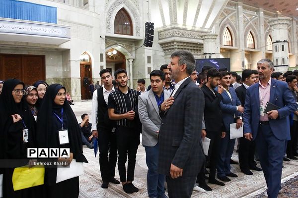 تجدید میثاق نمایندگان مجلس دانش‌آموزی با آرمان‌های امام(ره)