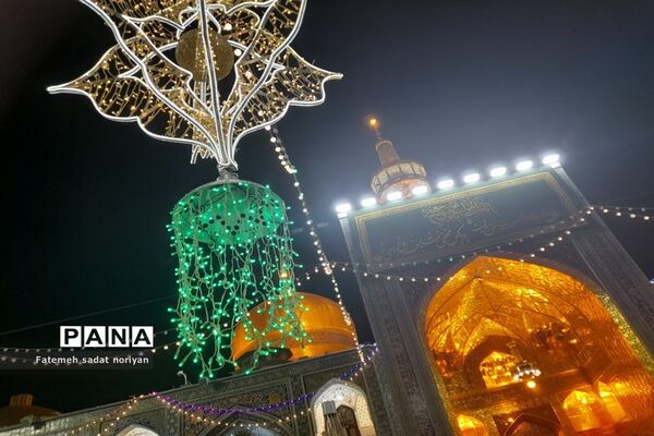 حضور زائران و شهروندان مشهدی در روز ولادت امام موسی کاظم (ع) در حرم مطهر رضوی