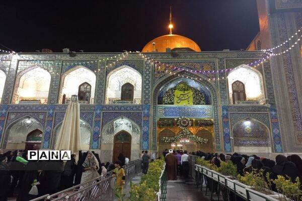 شور و نشاط زائرین حرم آقا امام رضا( ع) در شب ولادت  امام موسی کاظم (ع)