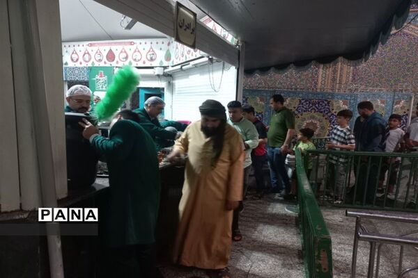 شور و نشاط زائرین حرم آقا امام رضا( ع) در شب ولادت  امام موسی کاظم (ع)