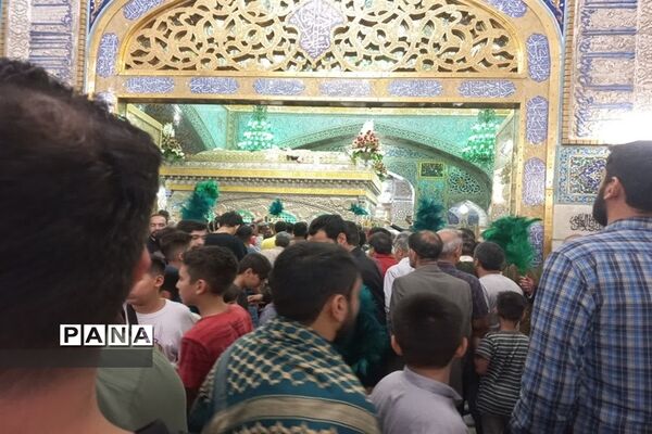 شور و نشاط زائرین حرم آقا امام رضا( ع) در شب ولادت  امام موسی کاظم (ع)