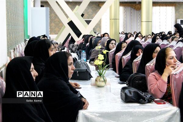 جلسه ویژه اولیای پایه نهم با موضوع هدایت تحصیلی در کاشمر