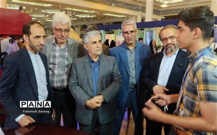 بازدید مسئولین کشوری از غرفه خراسان رضوی در نمایشگاه الف تا 