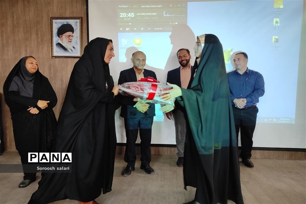 تجلیل از دانش‌آموز مریم آریامنش نائب رئیس مجلس دانش‌آموزی کشور توسط سازمان دانش‌آموزی داراب