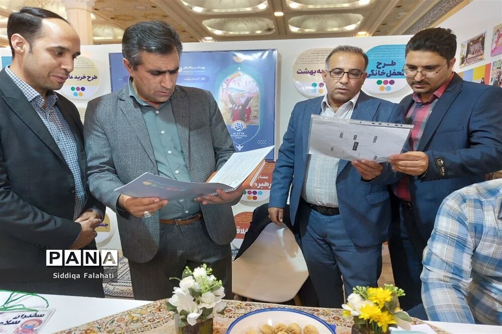 بازدید جمعی از مدیران و معاونان مدارس اداره آموزش و پرورش ناحیه یک یزد از نمایشگاه الف تا
