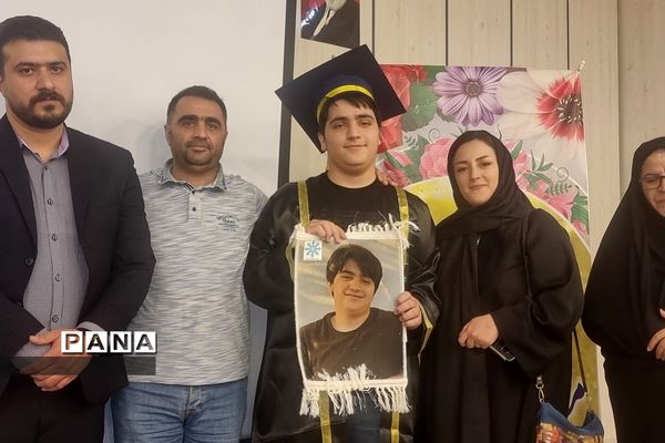 جشن فارغ‌التحصیلی دانش‌آموزان پایه دوازدهم دبیرستان استعدادهای درخشان شهید بهشتی رودهن