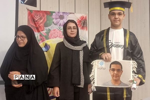 جشن فارغ‌التحصیلی دانش‌آموزان پایه دوازدهم دبیرستان استعدادهای درخشان شهید بهشتی رودهن