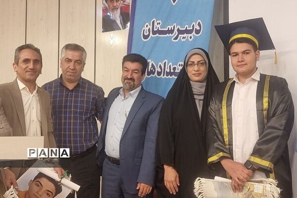 جشن فارغ‌التحصیلی دانش‌آموزان پایه دوازدهم دبیرستان استعدادهای درخشان شهید بهشتی رودهن
