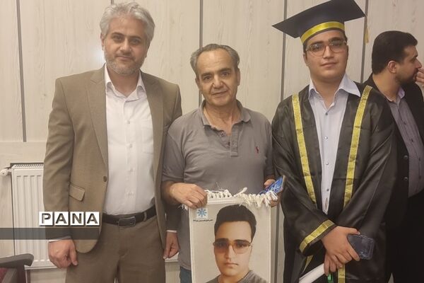 جشن فارغ‌التحصیلی دانش‌آموزان پایه دوازدهم دبیرستان استعدادهای درخشان شهید بهشتی رودهن
