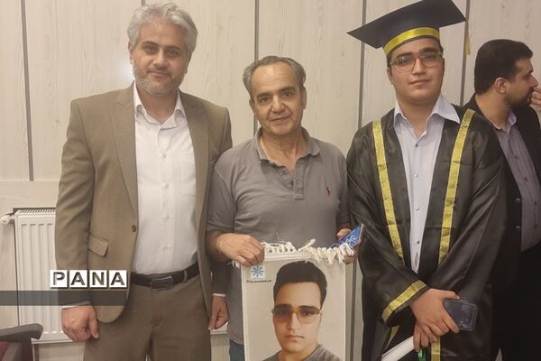 جشن فارغ‌التحصیلی دانش‌آموزان پایه دوازدهم دبیرستان استعدادهای درخشان شهید بهشتی رودهن