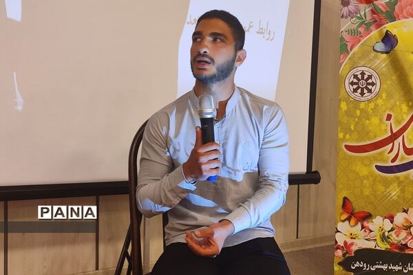 جشن فارغ‌التحصیلی دانش‌آموزان پایه دوازدهم دبیرستان استعدادهای درخشان شهید بهشتی رودهن
