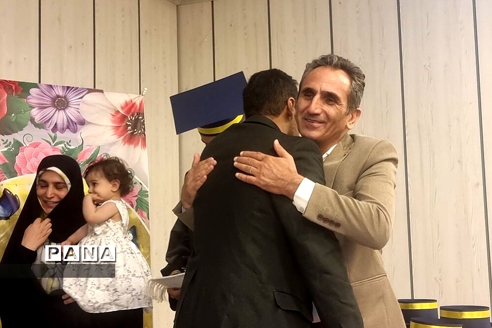 جشن فارغ‌التحصیلی دانش‌آموزان پایه دوازدهم دبیرستان استعدادهای درخشان شهید بهشتی رودهن