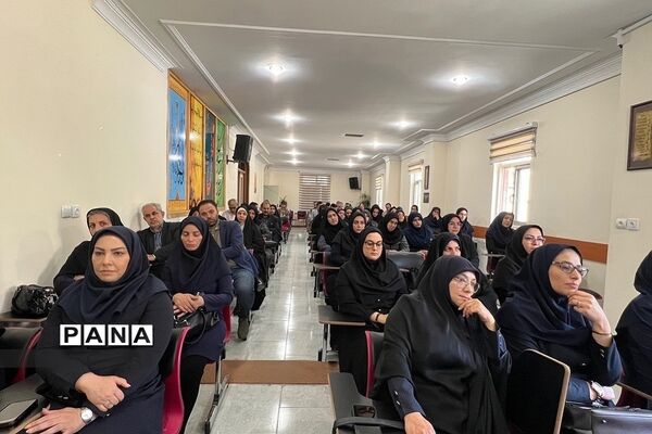 همایش تقدیر از فرهنگیان سرآمد مدارس متوسطه منطقه رودهن