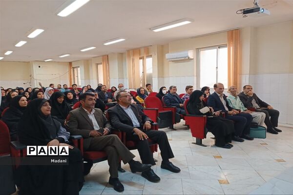 مراسم تجلیل از دبیران و هنرآموزان برگزیده استان اصفهان در جشنواره نوآوری و الگوی تدریس برتر