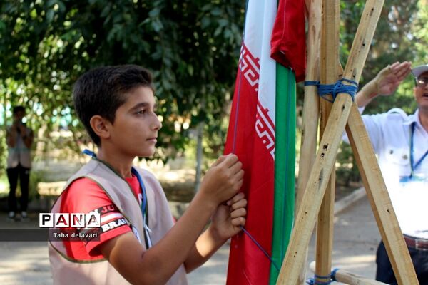 اجرای مراسم صبحگاه در اردوی یاورمربیان عضو سازمان دانش‌آموزی شهرستان‌های تهران