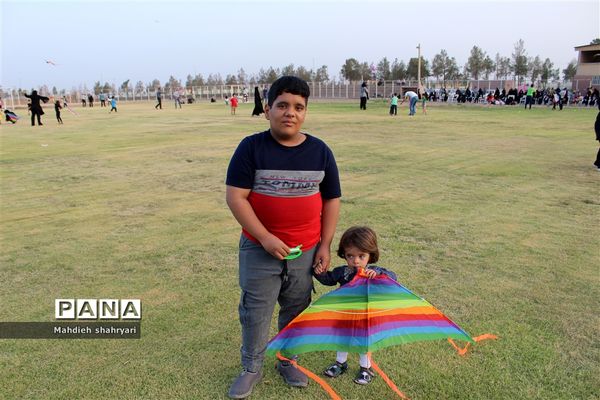 پرواز بادبادک‌ها با نمادهای خانواده و حجاب در نایین