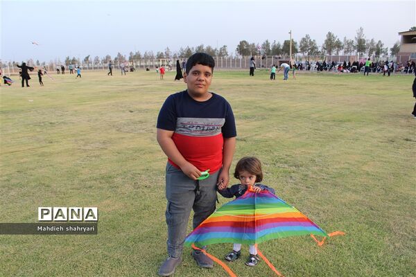پرواز بادبادک‌ها با نمادهای خانواده و حجاب در نایین