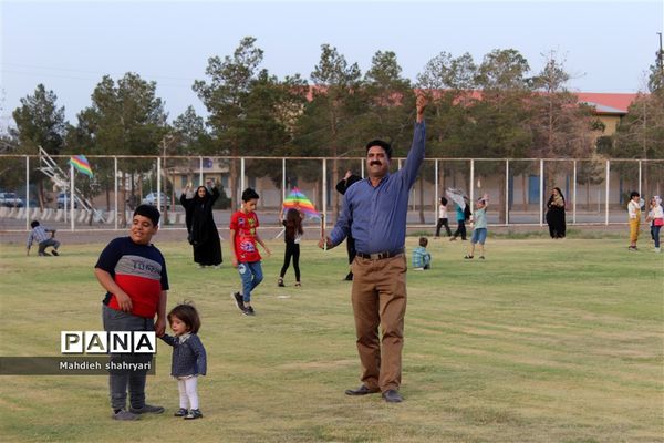 پرواز بادبادک‌ها با نمادهای خانواده و حجاب در نایین