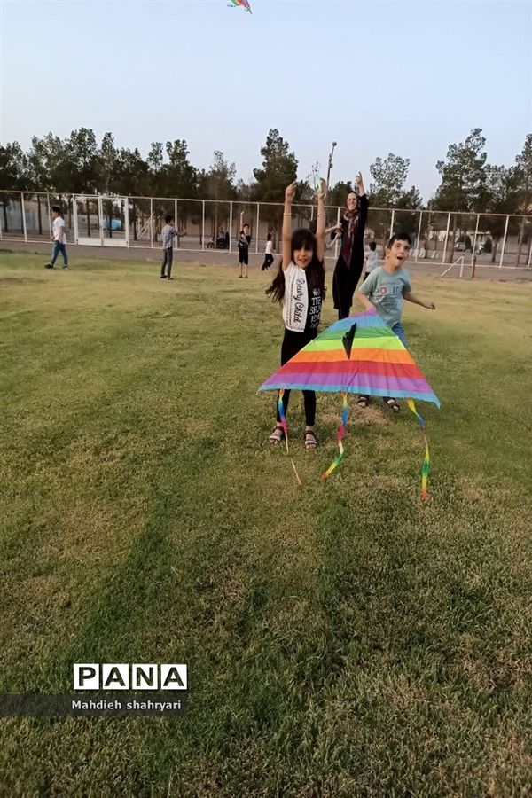 پرواز بادبادک‌ها با نمادهای خانواده و حجاب در نایین