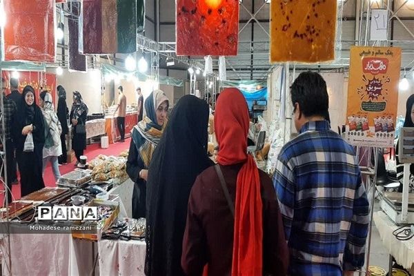 بازدید جمعی از مسئولان کشوری و استانی از اولین نمایشگاه تخصصی خانواده (مهرانه)