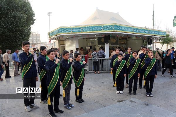 اجرای سرود دانش‌آموزی مکتب عاشقی در حرم کریمه اهل بیت(س)