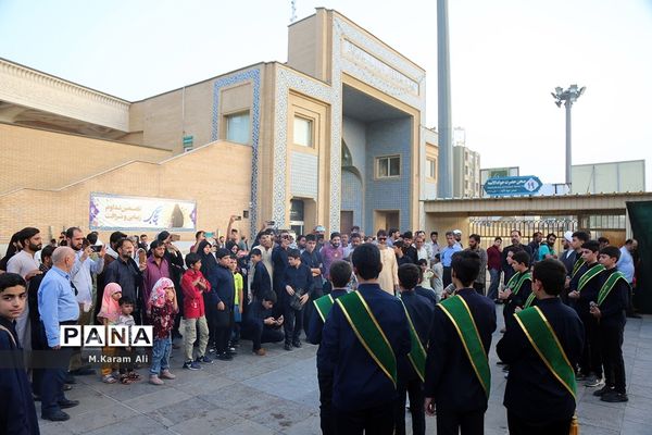 اجرای سرود دانش‌آموزی مکتب عاشقی در حرم کریمه اهل بیت(س)