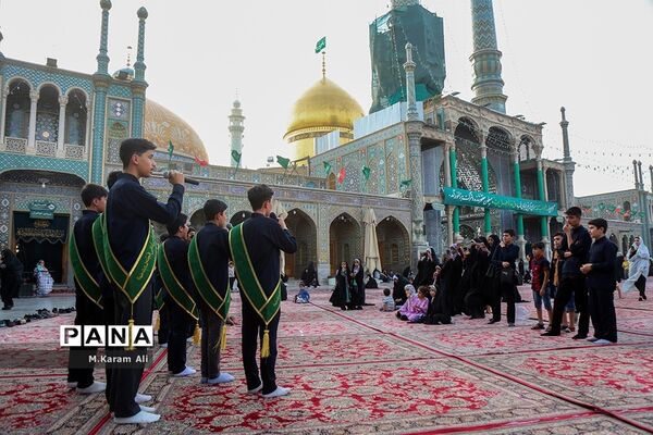 اجرای سرود دانش‌آموزی مکتب عاشقی در حرم کریمه اهل بیت(س)