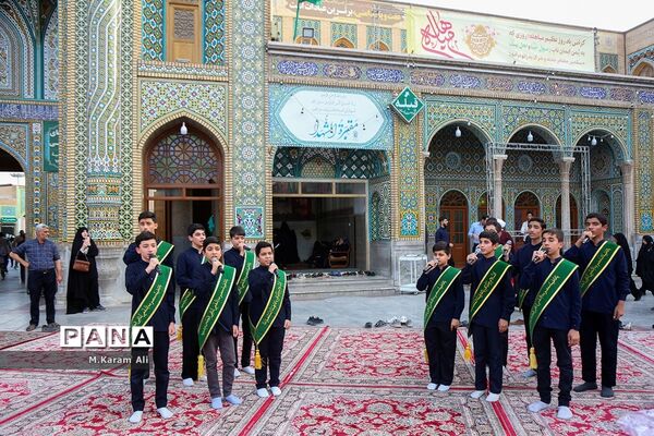 اجرای سرود دانش‌آموزی مکتب عاشقی در حرم کریمه اهل بیت(س)