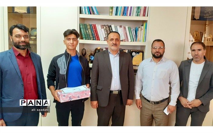 تجلیل مدیر دستگاه تعلیم و تربیت شهرستان کلات از قهرمان شطرنج استان خراسان رضوی