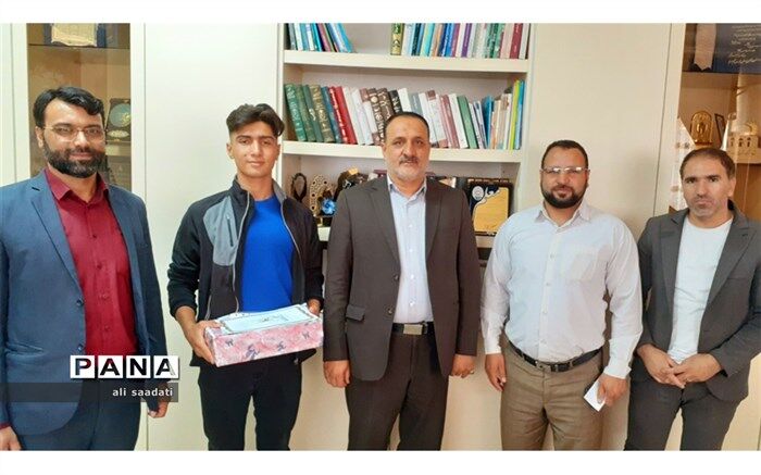 تجلیل مدیر دستگاه تعلیم و تربیت شهرستان کلات از قهرمان شطرنج استان خراسان رضوی