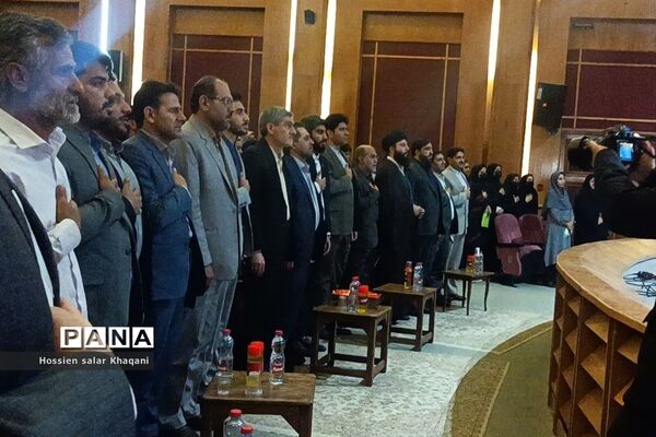 همایش بازگشت به خود با موضوع هویت نوجوان ایرانی در تالار احسان شیراز