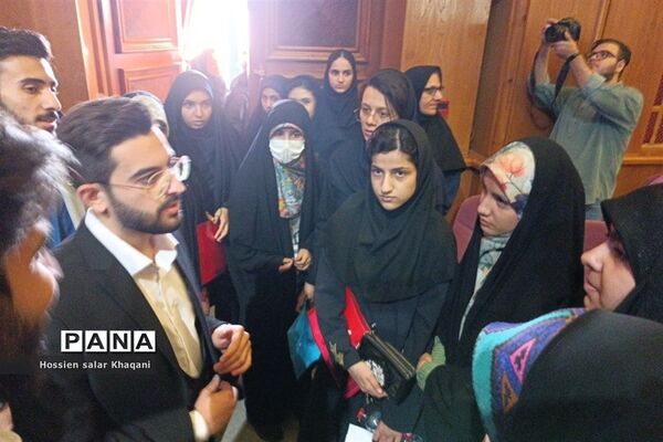 همایش بازگشت به خود با موضوع هویت نوجوان ایرانی در تالار احسان شیراز