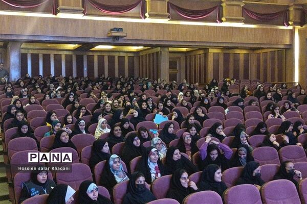همایش بازگشت به خود با موضوع هویت نوجوان ایرانی در تالار احسان شیراز