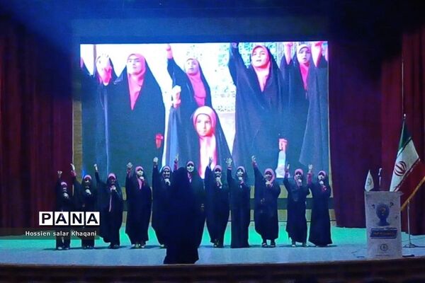 همایش بازگشت به خود با موضوع هویت نوجوان ایرانی در تالار احسان شیراز