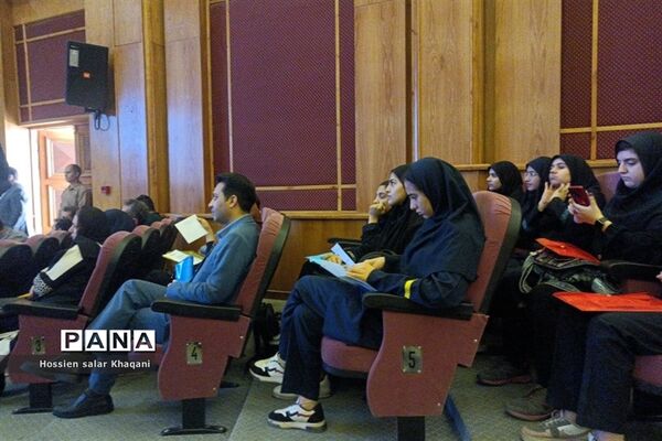 همایش بازگشت به خود با موضوع هویت نوجوان ایرانی در تالار احسان شیراز
