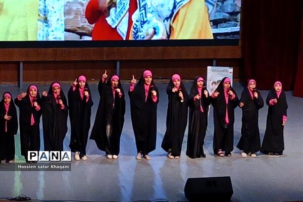 همایش بازگشت به خود با موضوع هویت نوجوان ایرانی در تالار احسان شیراز