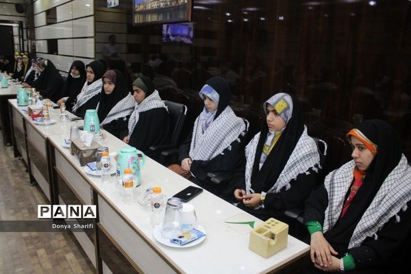 نشست دانش‌آموزان تراز انقلاب اسلامی با مادر شهید والا مقام آرمان علی‌وردی در بوشهر