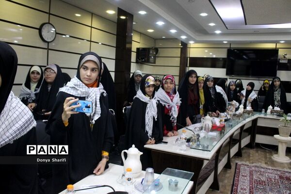 نشست دانش‌آموزان تراز انقلاب اسلامی با مادر شهید والا مقام آرمان علی‌وردی در بوشهر