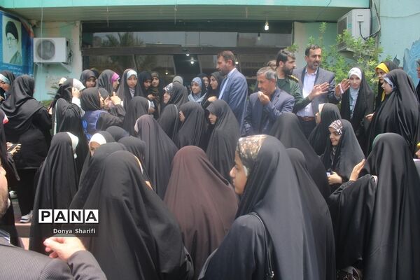 نشست دانش‌آموزان تراز انقلاب اسلامی با مادر شهید والا مقام آرمان علی‌وردی در بوشهر