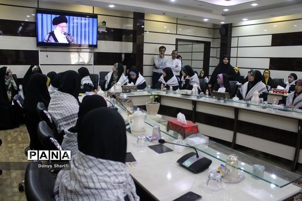 نشست دانش‌آموزان تراز انقلاب اسلامی با مادر شهید والا مقام آرمان علی‌وردی در بوشهر