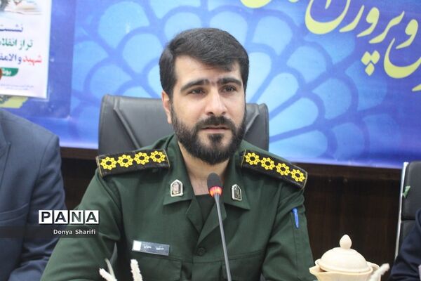 نشست دانش‌آموزان تراز انقلاب اسلامی با مادر شهید والا مقام آرمان علی‌وردی در بوشهر