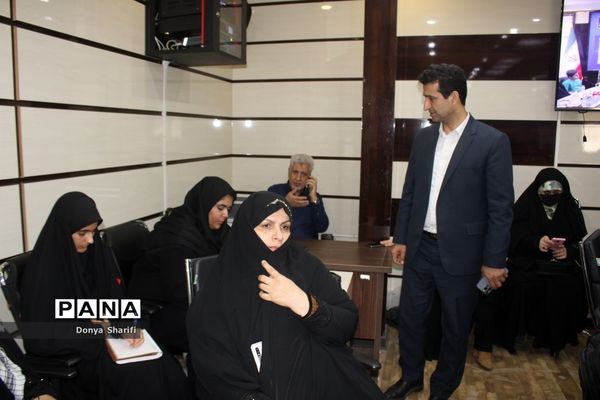 نشست دانش‌آموزان تراز انقلاب اسلامی با مادر شهید والا مقام آرمان علی‌وردی در بوشهر