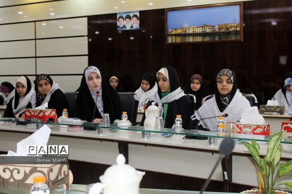 نشست دانش‌آموزان تراز انقلاب اسلامی با مادر شهید والا مقام آرمان علی‌وردی در بوشهر