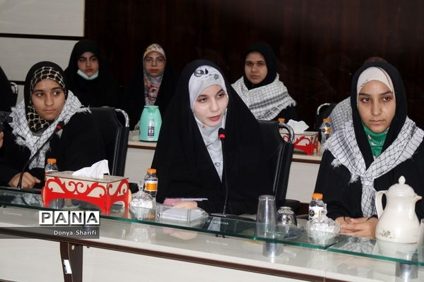 نشست دانش‌آموزان تراز انقلاب اسلامی با مادر شهید والا مقام آرمان علی‌وردی در بوشهر