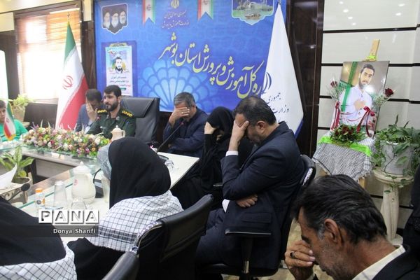 نشست دانش‌آموزان تراز انقلاب اسلامی با مادر شهید والا مقام آرمان علی‌وردی در بوشهر